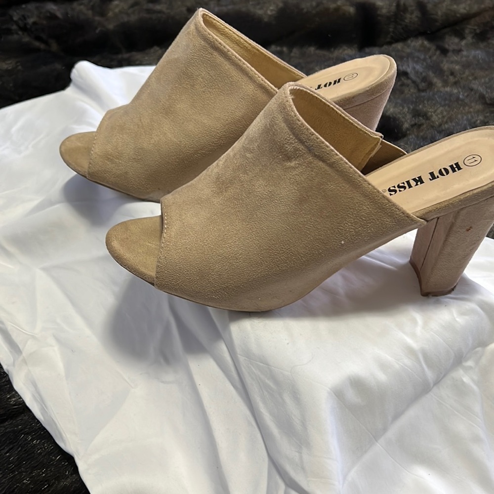 Sexy Mule shoes. Suede beige comfy mules. Size 11.